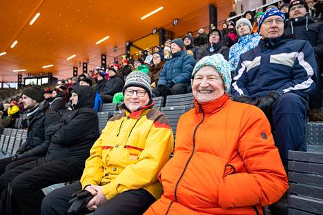 Heinolasta tulleet Manna ja Tapio Nordman istuvat kisakatsomossa jännittämässä poikansa Eetu Nordmanin hiihtoa miesten 15 kilometrillä. ”Poika lähtee kohta hiihtämään. Hän on nyt 37-vuotias, mutta on nuorena hiihtänyt enemmänkin. Parikymmentä vuotta sitten olimme kisoissa joka viikonloppu. Täällä Tampereella on hieno uusi stadion ja hyvä screeni, pääsee lähelle katsomaan.”