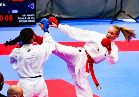 Euran Karateseuran Elina Lehtonen (oik.) kuvattuna nuorten EM-kisoissa viime vuoden elokuussa.