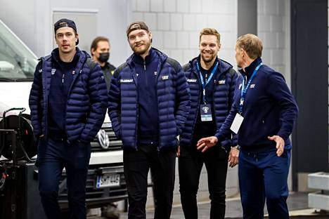 Juho Lammikko (vasemmalla), Joel Armia ja Harri Säteri saapuvat lehdistön tenttiin Nokia-areenan uumenissa.