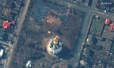 Joukkohauta näkyy myös Butšasta otetuissa satelliittikuvissa.