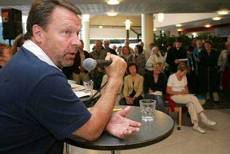 Vuonna 2007 ulkoministeri Ilkka Kanerva osallistui Suomi-Areenan ulkopoliittiseen keskusteluun, jonka päätteeksi Kanerva tuli keskustelemaan tapansa mukaan yleisön kanssa.