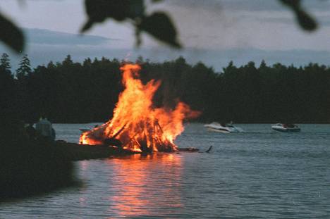 Näin komea kokko on aikoinaan roihunnut Apianniemessä, kuva on julkaistu vuonna 2001.