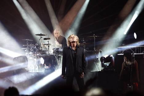 Hakulinen oli keikalla mukana, kun Yö konsertoi Karhuhallissa 2009.