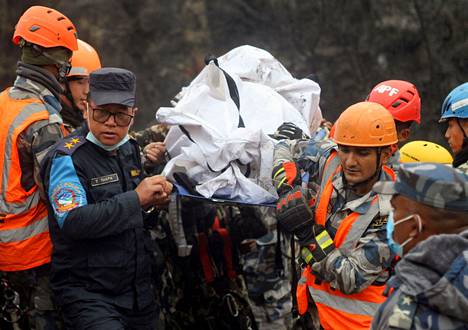 Sunnuntaisessa lentoturmassa kuoli ainakin 67 ihmistä. Viranomaiset kuljettivat ruumiita pois onnettomuuspaikalta 15. tammikuuta.
