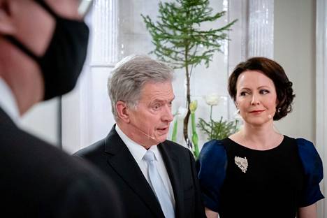 Presidentti Sauli Niinistö ja rouva Jenni Haukio kuvattiin ensimmäisissä koronaviruksen muuttamissa Linnan juhlissa joulukuussa vuonna 2020.
