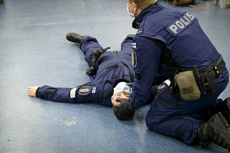 Poliisiammattikorkeakoulussa Tampereella harjoiteltiin maaliskuussa muun muassa ensiaputaitoja.