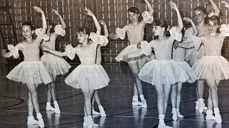 1 Mäntän musiikkikoulu päätti lukuvuoden tanssijoiden ja soittajien kevätmatineaan. Sonja Rantalan vetämän tanssijaoston esityksissä nähtiin ballerinoja ja jazztanssin harrastajia. Musiikkikoulun pääkonsertissa esiintyi tavallista suurempi joukko opiskelijoita.