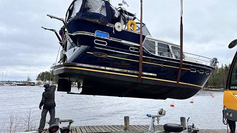 15-tonninen kaunotar Hilma sai kunnian olla ensimmäinen Näsijärven veteen nostettu vene.