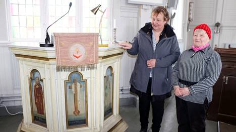 Raija Kivelä ja Ulla Notkola esittelevät, missä kunnossa Multian kirkko remontin alkaessa on. Esimerkiksi lukupulpetin apostoleja esittävät maalaukset konservoidaan.
