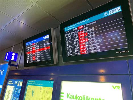Tampereen rautatieaseman näyttötaulut hehkuivat punaisina tiistaina ennen iltakahdeksaa 13. joulukuuta.