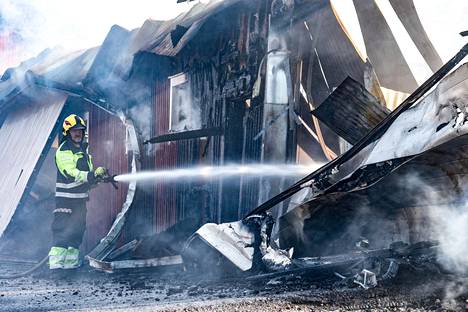 Parkanossa sijaitsevalla Siparila Oy:n höyläämöllä syttyi lauantaiaamuna raju tulipalo, joka tuhosi toisen alueen tuotantohalleista lähes täysin.