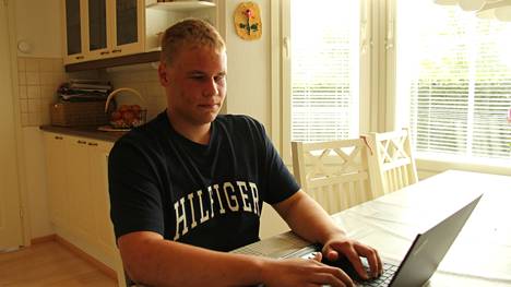 Tuomas Halosella on tietokoneeseen lisäosana bluetooth-pistenäyttö, josta tekstiä voi tarkastella pistekirjoitusmerkkien avulla. 