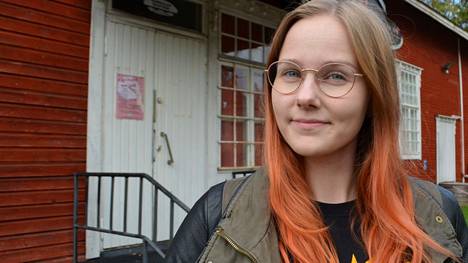 Sastamalan kaupungin erityisnuorisotyöntekijä Karita Pyhälahti edistää vapaaehtoisten aikuisten jalkautumista nuorten kokoontumispaikoille. Hän sanoo, ettei pidä ajatuksesta, että nuoria valvotaan, vaan nuorten pitäisi saada tulla kohdatuksi hyvällä. Pyhälahti kuvattiin Vammalan teatterilla syyskuussa 2020.