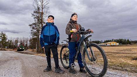 Matias Sainio (vas.) ja Leevi Aerila pyöräilevät päivittäin kouluun ja takaisin. Huhtikuun toisen päivän kotimatka keskeytyi, kun he kuulivat joesta avunhuutoja.