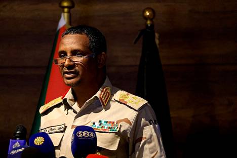 Suvereenin neuvoston apulaisjohtaja ja RSF-joukkojen komentaja Mohamed Hamdan Dagalo puhui helmikuussa Khartumissa.