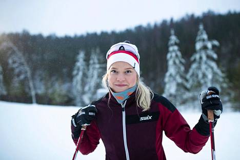 Amanda Saari on parissa vuodessa kehittynyt hiihtäjän huimaa vauhtia. Keskiviikkona on kisaa MM-sprintissä Vuokatissa. Saari kuvattiin viime joulukuussa Kangasalan Sorolan montussa.