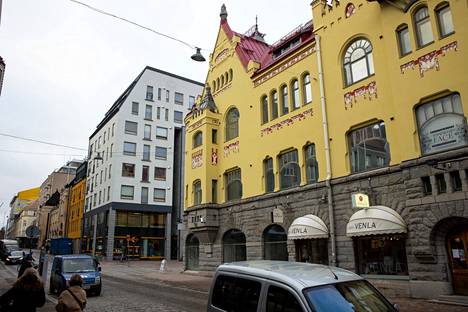 Keva kunnosti Tampereen Kauppakadun keltaista jugendtaloa noin vuoden ajan. Kivitalon okrankeltainen rappaus hehkuu kuin uusi. Monimuotoinen katto on korjattu kauttaaltaan.