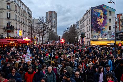 Pariisin kadut täyttyivät  mielenosoittajista myös lauantaina.