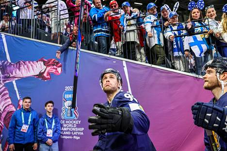 Leijonien supertähti Mikko Rantanen heitti mailansa kannattajille Nokia-areenan katsomoon.