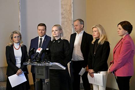 Oppositio esitteli välikysymystään katuväkivallasta eduskunnassa torstaina 8. joulukuuta. Kuvassa vasemmalta alkaen Päivi Räsänen (kd.), Ville Tavio (ps.), Riikka Purra (ps.), Harry Harkimo (Liike nyt), Pia Kauma (kok.) ja Mari-Leena Talvitie (kok.).