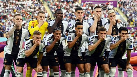 Saksan avauskokoonpanon pelaajat peittivät suunsa Japani-ottelun aloituspotkua edeltäneessä joukkuekuvauksessa. Tällä joukkue otti kantaa Fifan toimia vastaan.