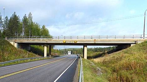 Kun Köhniön siltatyömaalle pystytetään rakennustelineet, siltojen alta pääsevät ajamaan vain ne ajoneuvot, joiden korkeus on alle kolme ja puoli metriä.