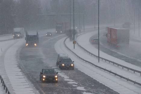 Lumisade haittasi näkyvyyttä kolmostiellä Tampereen ja Lempäälän välillä 21. tammikuuta 2021. 