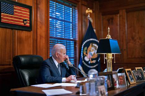 Biden kuvattiin 30. joulukuuta Valkoisessa talossa puhelinkokouksen aikana.