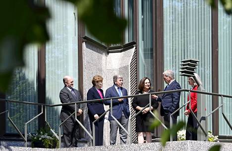 Tasavallan presidentti Sauli Niinistö (toinen oikealta) tapasi Yhdysvaltain senaatin jäsenet Chris Coonsin (vas.), Jeanne Shaheenin, Roy Bluntin, Deb Fischerin ja Joni Ernstin (oik.) Helsingissä 27. kesäkuuta.