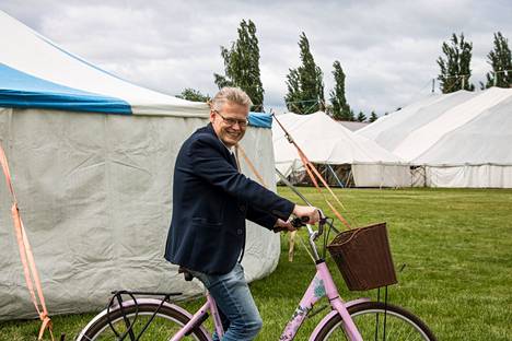 Konferenssi-isäntä Marko Halttunen liikkui kätevästi ympäri Iso Kirjan aluetta vaimonsa polkupyörällä.