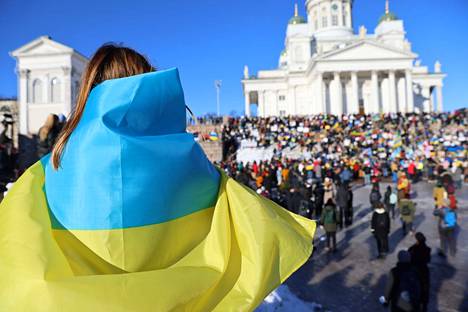 Ukrainaa tukeva mielenosoitus Helsingin Senaatintorilla helmikuussa 2022.