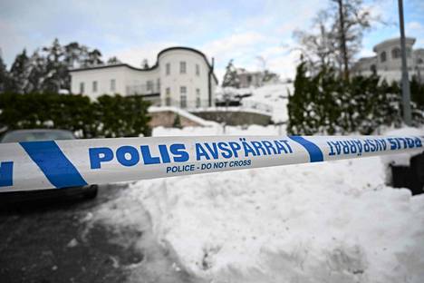 Poliisin eristämä alue Tukholmalaisella asuinalueella, jossa Ruotsin turvallisuuspoliisi Säpo pidätti kaksi henkilöä epäiltynä vakoilusta syksyllä.