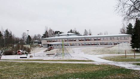 Ensi vuonna Jämijärven lapset ja nuoret aloittavat lukukautensa upouudessa koulussa ja päiväkodissa, joka nousee vanhan koulukeskuksen taakse. Kuljetuksissa oppilaita on noin 112.
