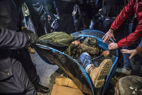 Poliisi hajotti maanantai-iltana telttaleirin Pariisin keskustassa nopeasti sen pystyttämisen jälkeen. Nyt virkavallan voimankäyttö selvitetään.