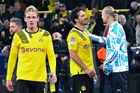 Manchester Cityn Erling Braut Haaland (oik.) keskusteli Dortmundin puolustajan Mats Hummelsin kanssa. Dortmundin hyökkääjä Julian Brandt poistuu paikalta. 