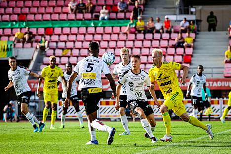 FC Haka on jalkapallon pääsarjassa sijalla kymmenen. Kuva heinäkuun Ilves-paikallispelistä