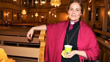 Piispa Mari Leppänen nautti, kun sai kohdata messun jälkeen myös seurakuntalaisia. Kun ihmisillä on tarve jutella kirkonmenojen jälkeen, silloin on piispan mielestä perusteltua järjestää myös kahvi- ja teetilaisuuksia kirkossa.
