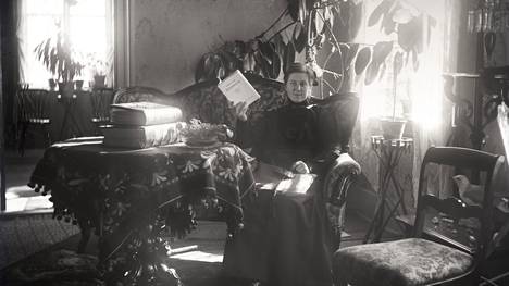 Omakuvassaan 1910-luvulta Hanna Heinilä lukee Henrik Ibsenin näytelmää Merenneito.