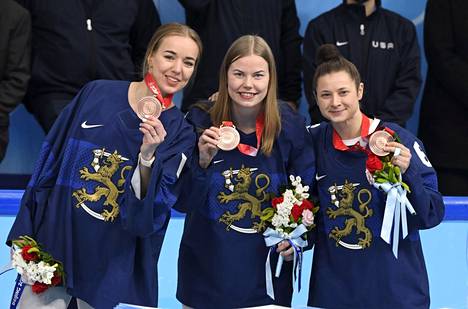 Eveliina Mäkinen (vas.), Sini Karjalainen ja Jenni Hiirikoski esittelivät Pekingin olympiapronssimitaleita.