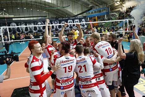 VaLePa juhlii jälleen Suomen mestaruutta seitsemännen ottelun päätteeksi.