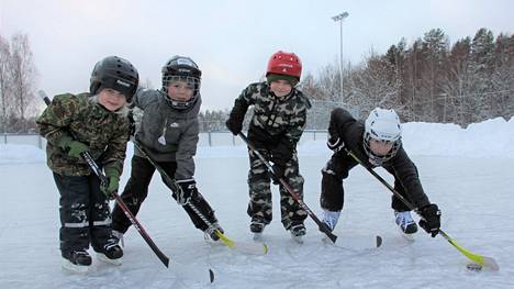 Sukulaispojat Veikko, Veeti, Lenni ja Nuutti Salminen olivat keskiviikkona jo toista peräkkäistä päivää pelaamassa pipolätkää Roukon jäällä.
