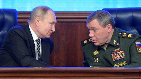Venäjän presidentti Vladimir Putin (vas.) ja Venäjän asevoimien pääesikunnan päällikkö Valeri Gerasimov kuvattuna joulukuussa.