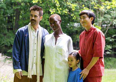 Perhekuvassa isä Jake (Colin Farrell), äiti Kyra (Jodie Turner-Smith), tytär Mika (Malea Emma Tjandrawidjaja) sekä robotti Yang (Justin H. Min).
