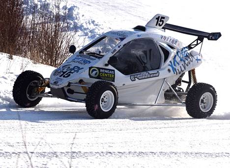 Ilari Sääskilahti ajaa Xtrem Junior -luokkaa, jossa ajavat 12–16-vuotiaat nuoret. Autoissa on 600 kuution moottori ja tehoa noin 90 hevosvoimaa.