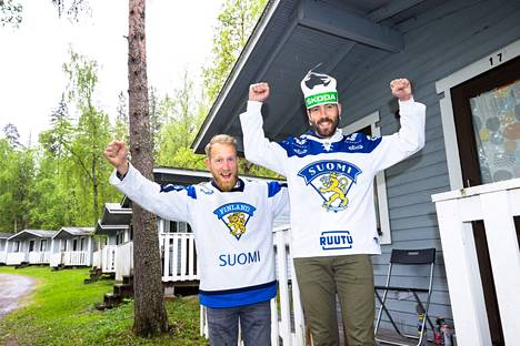 Alankomaalaiset Koen Tyson (vas.) ja Mark Heurman vetivät yllättäen päälleen Suomi-paidat. He perustelevat faniuttaan kahdella asialla. Tyson sanoo kannattavansa Suomea sillä oman maan joukkueen taso ei hänen mielestään ole kovin kaksinen. Heurmanin faniuden taustalla on myös kytkös Tampereelle, sillä hän on opiskellut kaupungissa vuosien 2013–2018 välisenä aikana. 