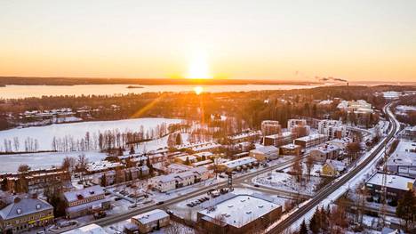 Tältä näytti vuoden 2021 lyhimmän päivän auringonlasku Tampereella ennen kuin Auringon yläreuna painui horisontin taakse kello 15.03. Kuva on otettu Epilänharjulta koh­ti Pyhäjärveä, kuvassa näkyy Epilää ja Kaarilaa.