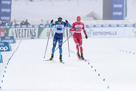 Venäjän Alexander Bolshunov löi Suomen Joni Mäkeä sauvallaan Salpausselän viestikilpailun loppusuoralla Lahdessa tammikuussa 2021.