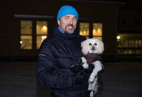 Sami Latva-Risku ja Laku-koira seurasivat äänestäjien liikehdintää Porin Lyseon äänestyspaikan pihamaalla, kun Sami odotti omaa vuoroaan.