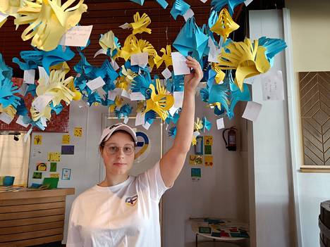 Anna Bazhyna on työskennellyt kevään ja kesän ajan vapaaehtoisena Ukraina-talossa. Toivelintu-projektissa hän käänsi lasten toiveet suomen kielelle ja auttoi lintujen ripustamisessa Ukraina-talon kattoon. 