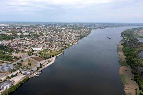 Hersonin kaupunki sijaitsee Dneprjoen länsirannalla. Joen ylittäminen on ukrainalaisjoukoille suuri haaste.
